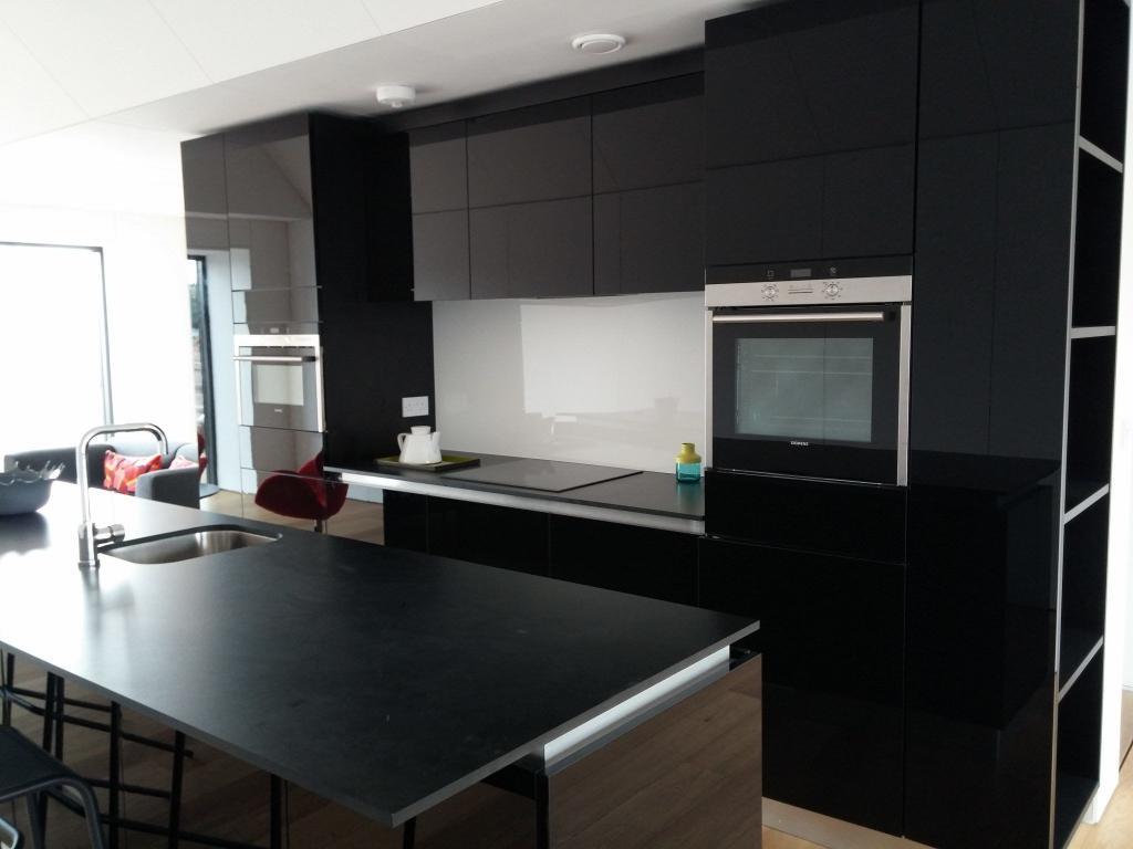 Black high gloss kitchen kurniture