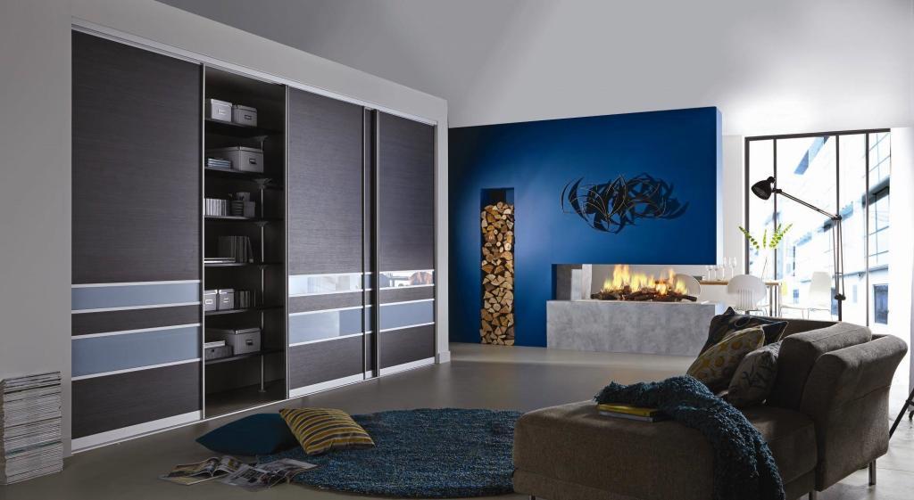 Sliding door wardrobe in dark grey with high gloss blue elements