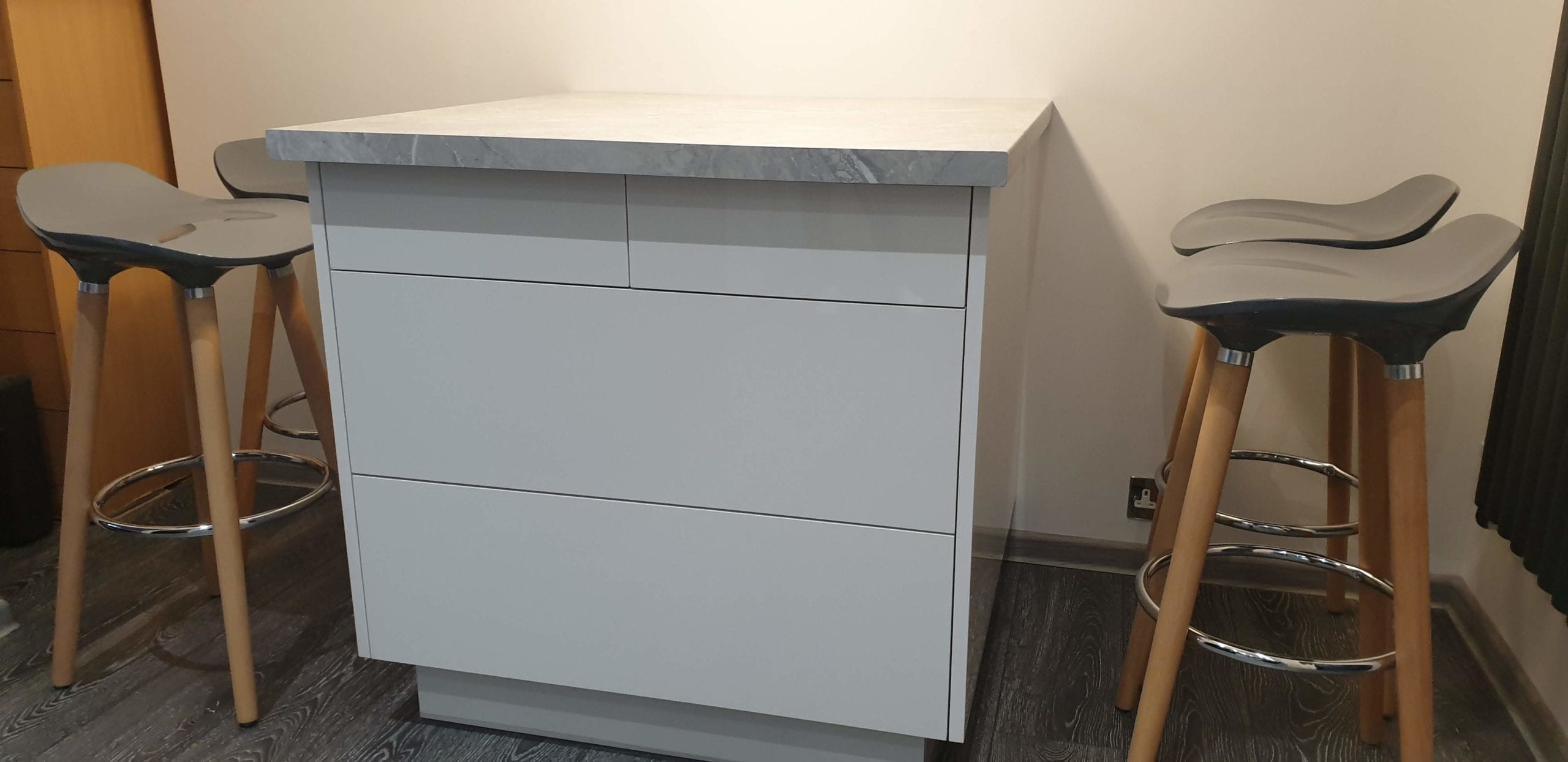 High gloss white modern kitchen island High gloss white modern kitchen island