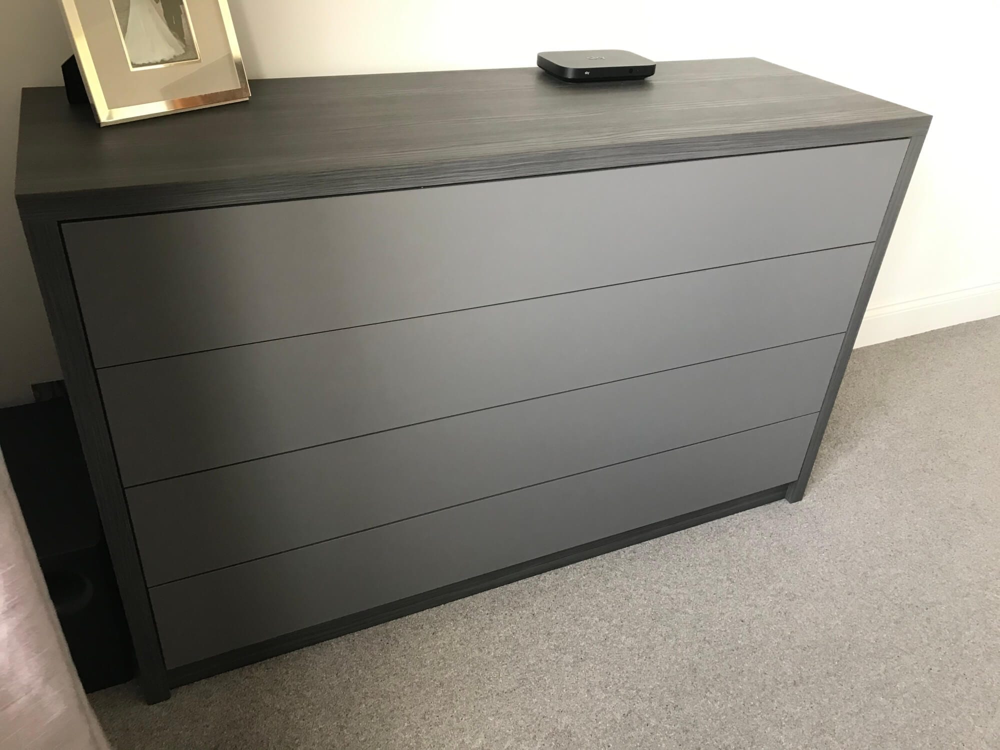Handle less drawer chest