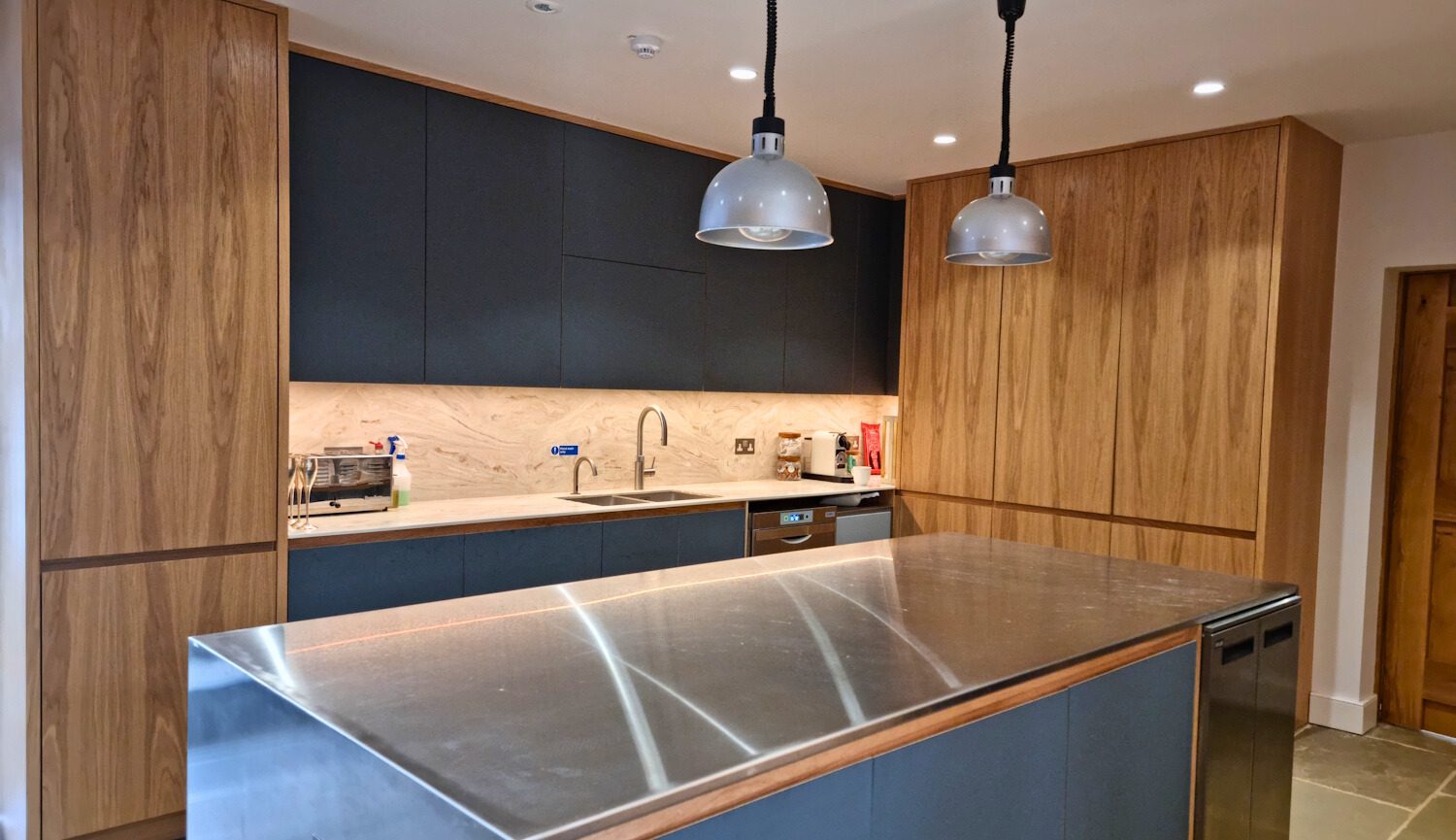 Oak and plywood fenix kitchen