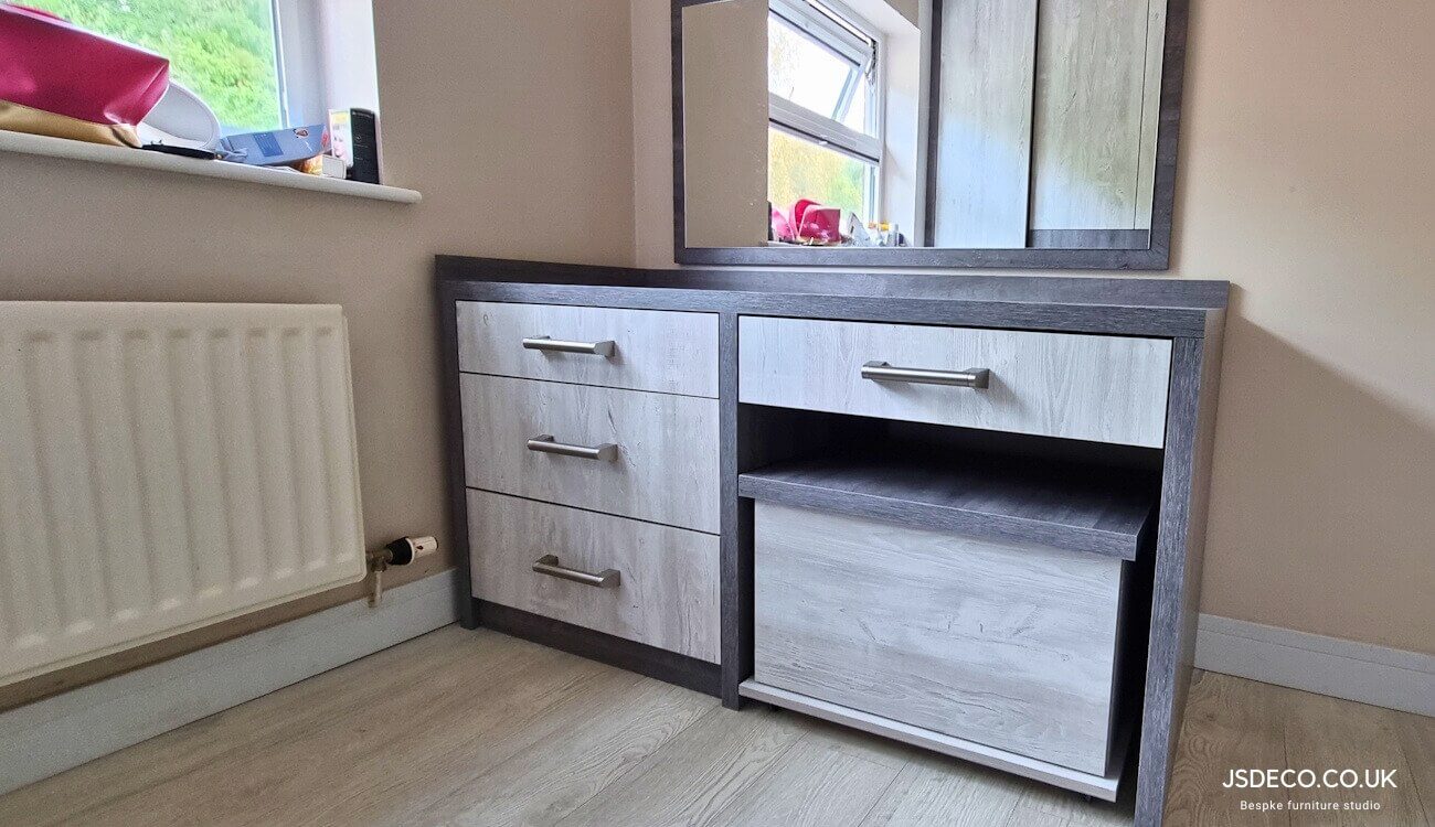 Modern style fitted bedroom desk